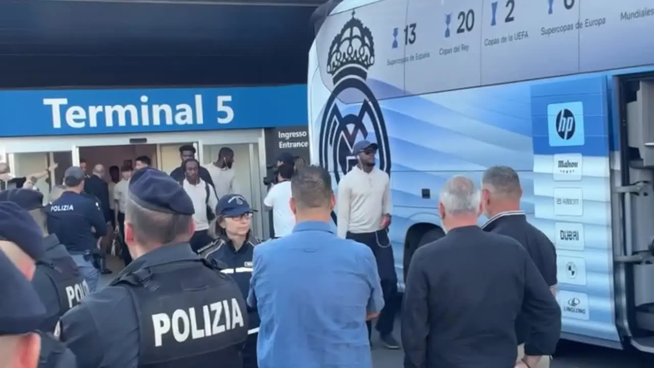 Champions League, giocatori del Real Madrid accolti dai tifosi a Fiumicino