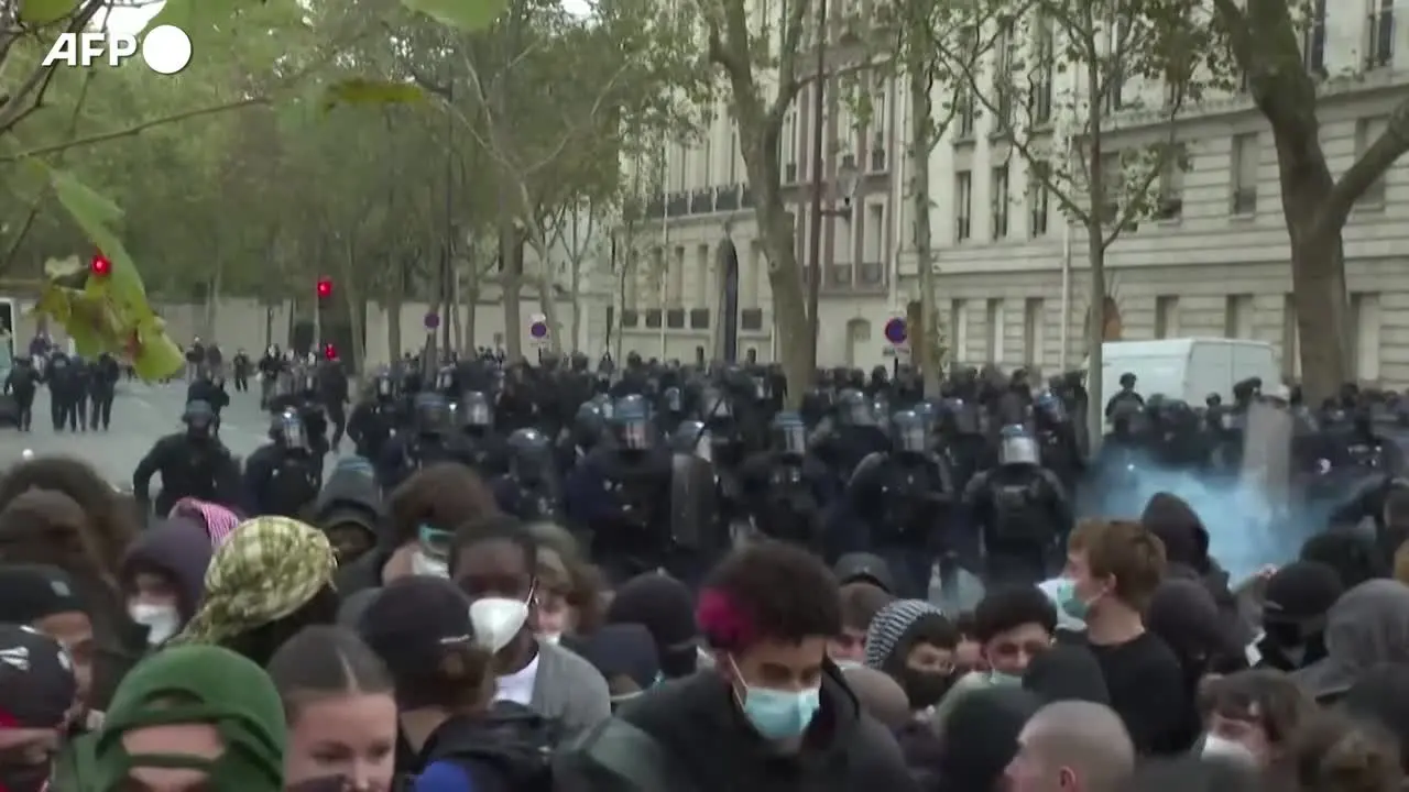 Gas lacrimogeni e idranti, scontri a Parigi durante la mobilitazione studentesca