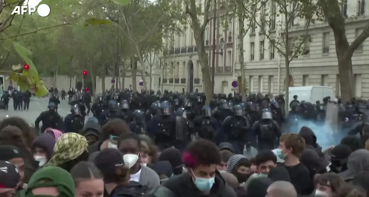 Gas lacrimogeni e idranti, scontri a Parigi durante la mobilitazione studentesca