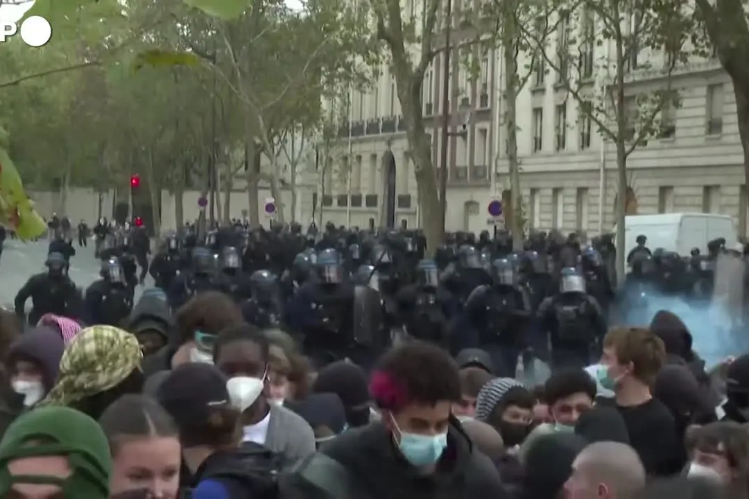 Gas lacrimogeni e idranti, scontri a Parigi durante la mobilitazione studentesca