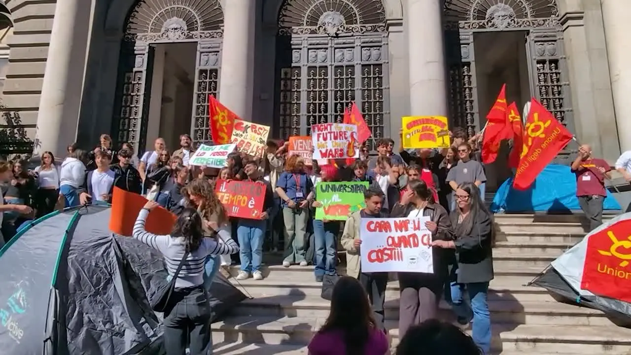 \"Napoli quanto ci costi\", studenti in tenda contro il caro affitti