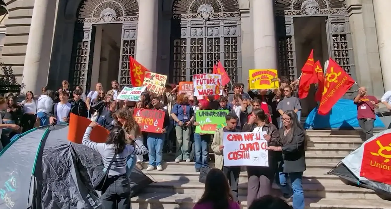 \"Napoli quanto ci costi\", studenti in tenda contro il caro affitti