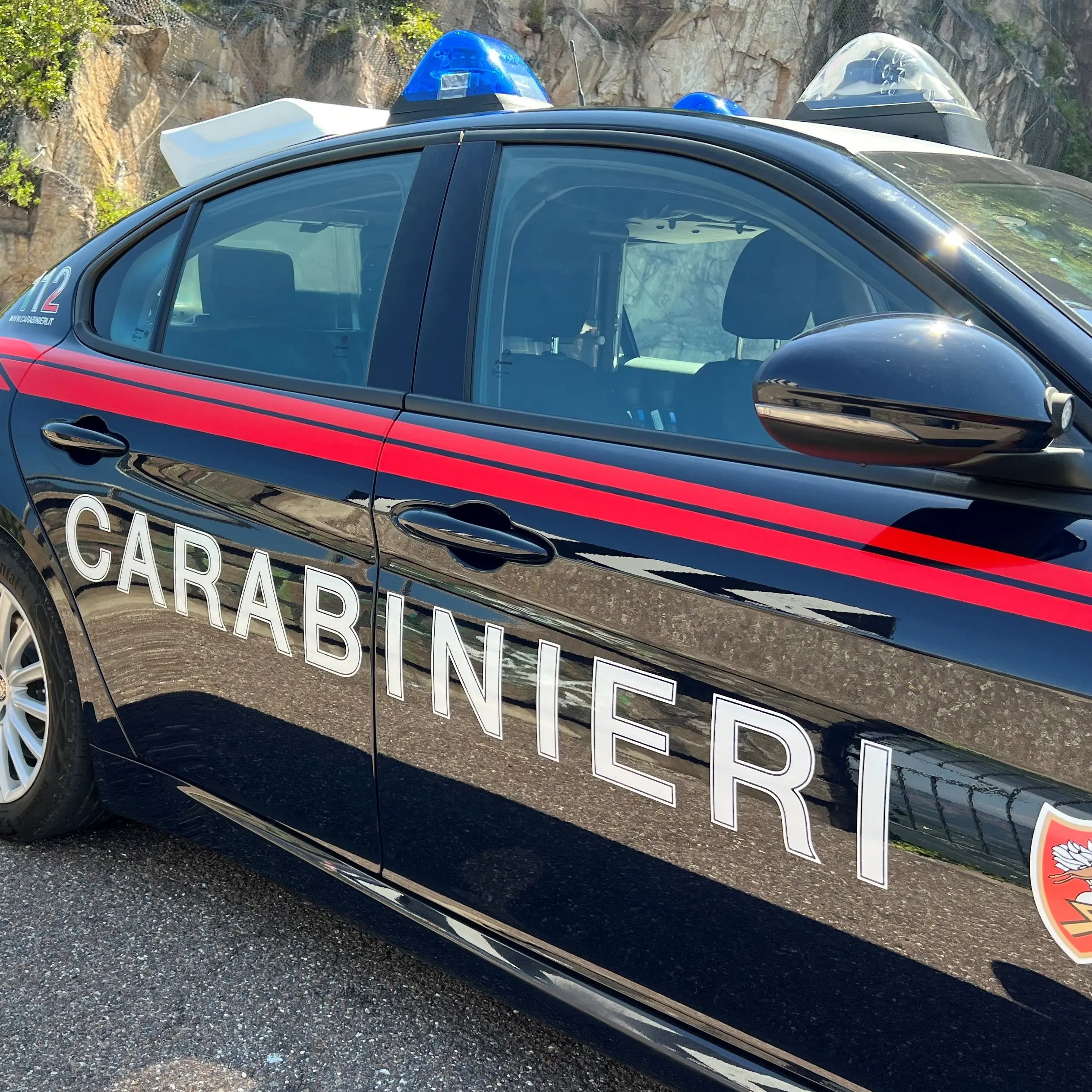 Furti nelle auto a Termeno, trovato con un coltello alla stazione: denunciato 31enne