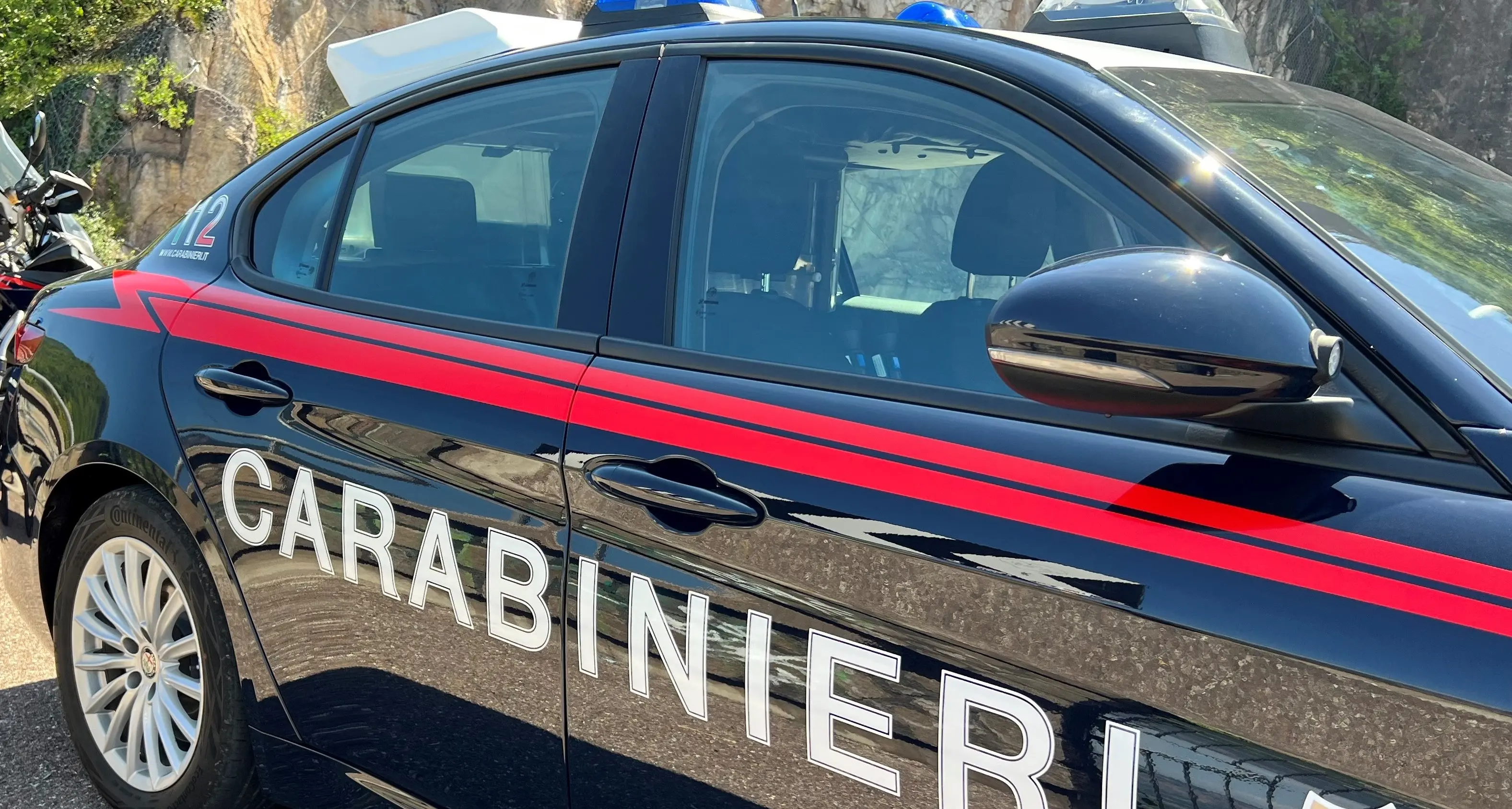 Furti nelle auto a Termeno, trovato con un coltello alla stazione: denunciato 31enne