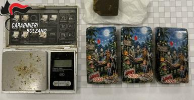 Bolzano, arrestato con 330 grammi di hashish in casa: sequestrate 4.000 dosi potenziali