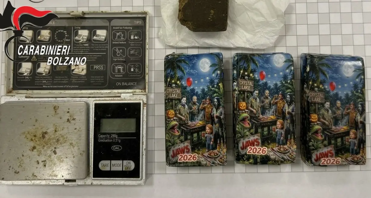 Bolzano, arrestato con 330 grammi di hashish in casa: sequestrate 4.000 dosi potenziali