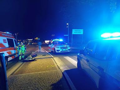 Incidente in scooter, 60enne sbalzato sull'asfalto: è grave