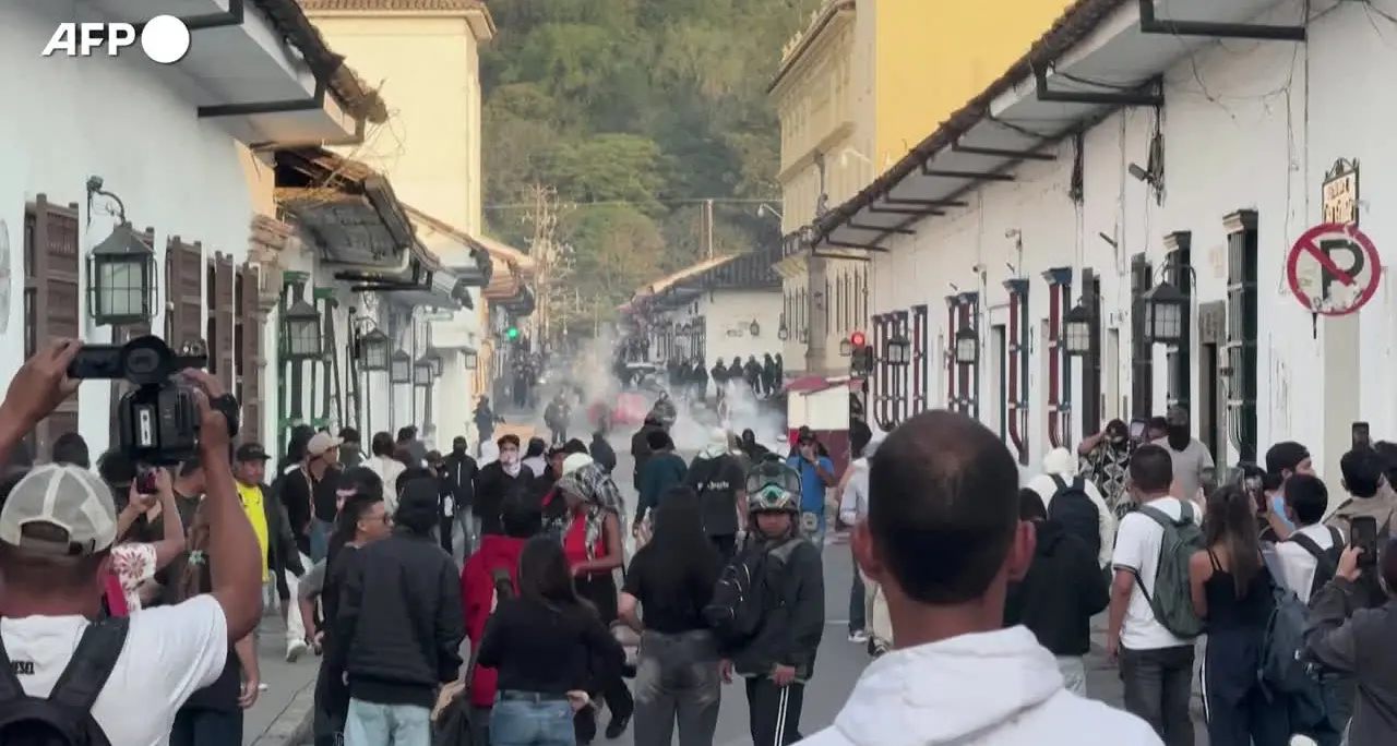 Migliaia in piazza contro il governo in varie città della Colombia