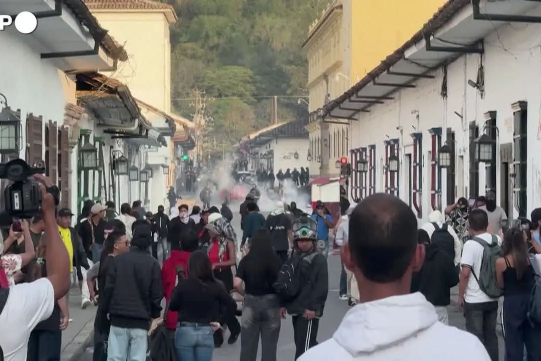 Migliaia in piazza contro il governo in varie città della Colombia