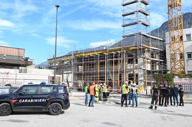 Lana, crolla un solaio in cantiere: cinque feriti, due sono gravi