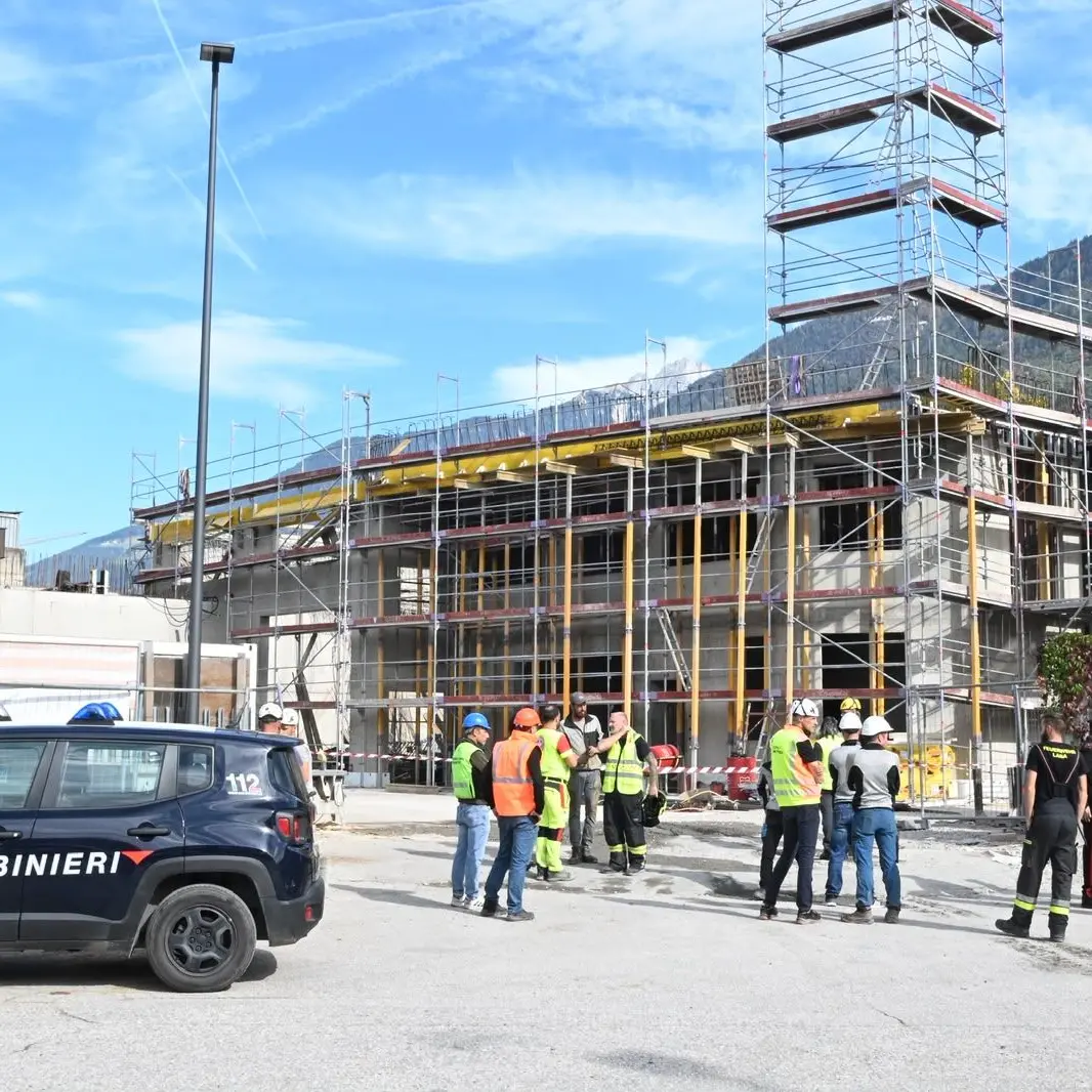 Lana, crolla un solaio in cantiere: cinque feriti, due sono gravi