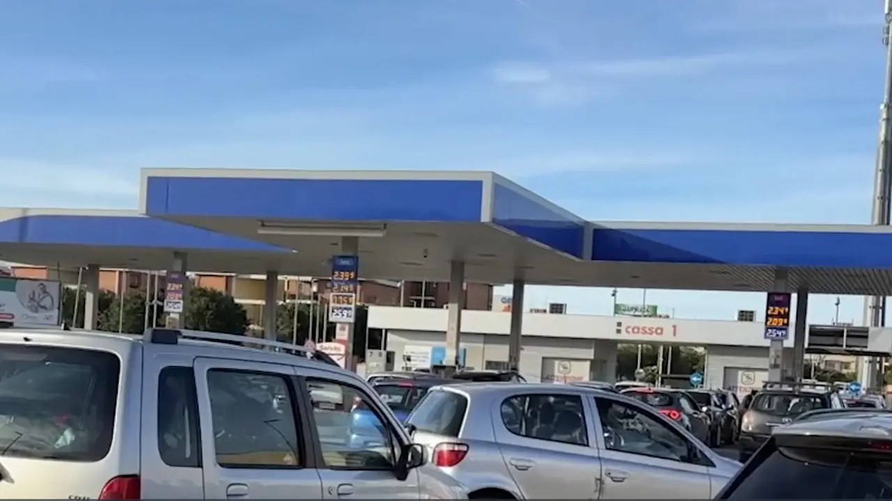 Distributori di carburante a secco, lunghe file nel Foggiano