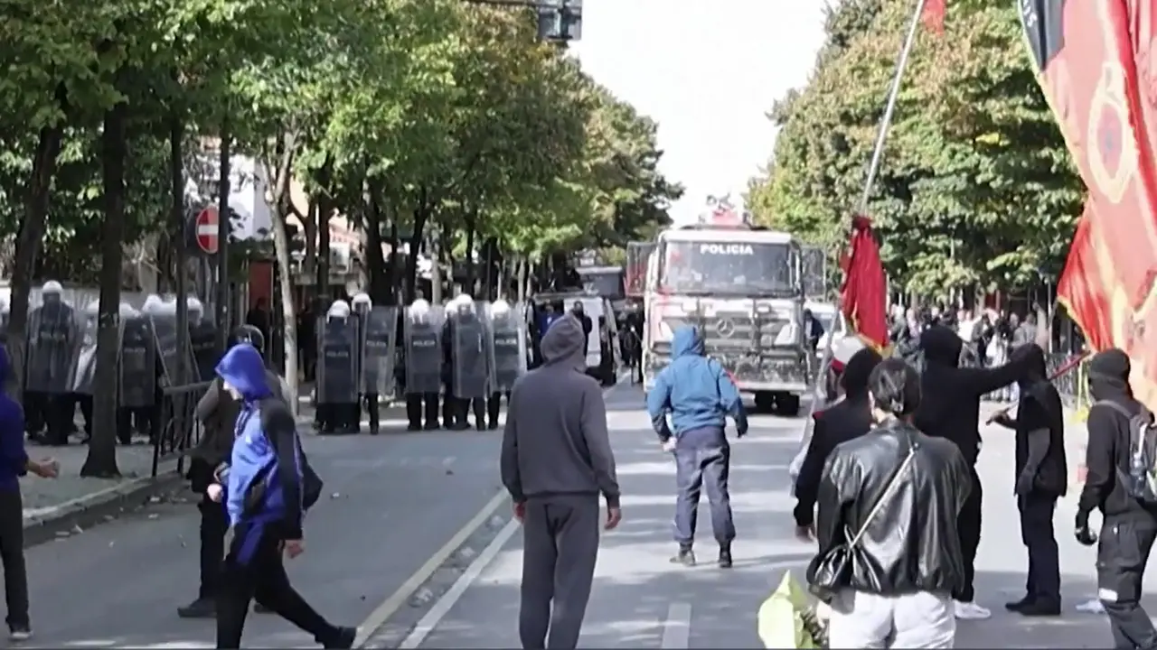 Albania, terza giornata di proteste anti-governative: scontri a Tirana