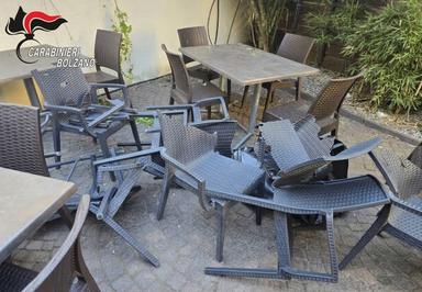 Caldaro, molesta due donne al bar e minaccia la titolare con una sedia: denunciato