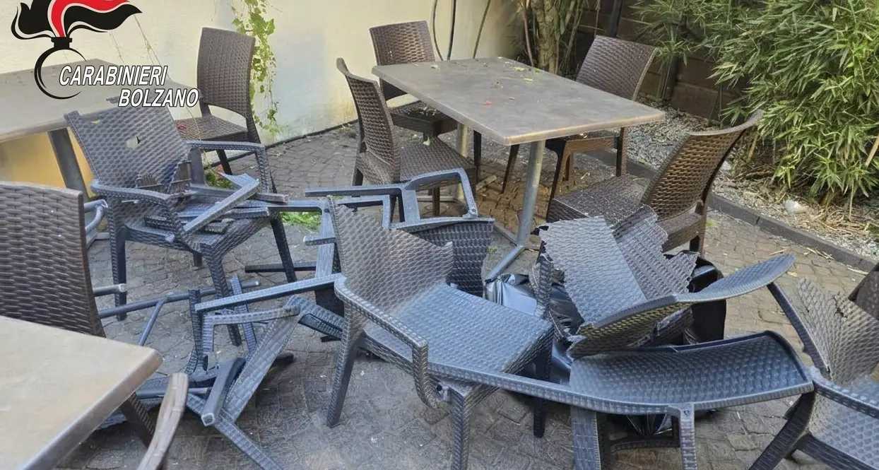 Caldaro, molesta due donne al bar e minaccia la titolare con una sedia: denunciato