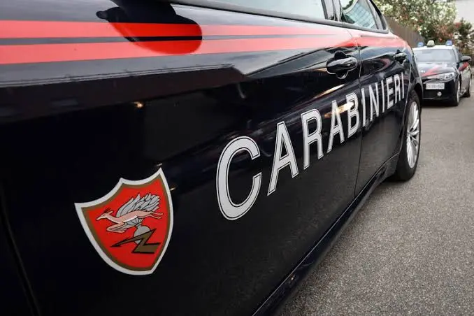 Merano, ruba lo smartphone a un turista e lo morde al torace per fuggire