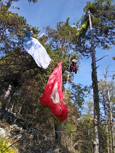 Parapendii si scontrano in volo: due piloti sospesi a 10 metri d'altezza