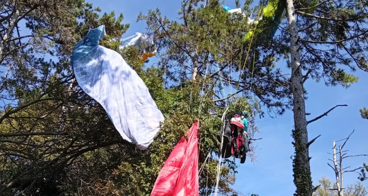 Parapendii si scontrano in volo: due piloti sospesi a 10 metri d'altezza