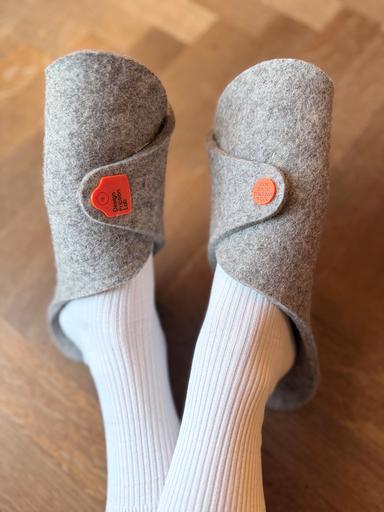 Dagli scarti della lana alle eco-pantofole per hotel: l'idea tutta altoatesina