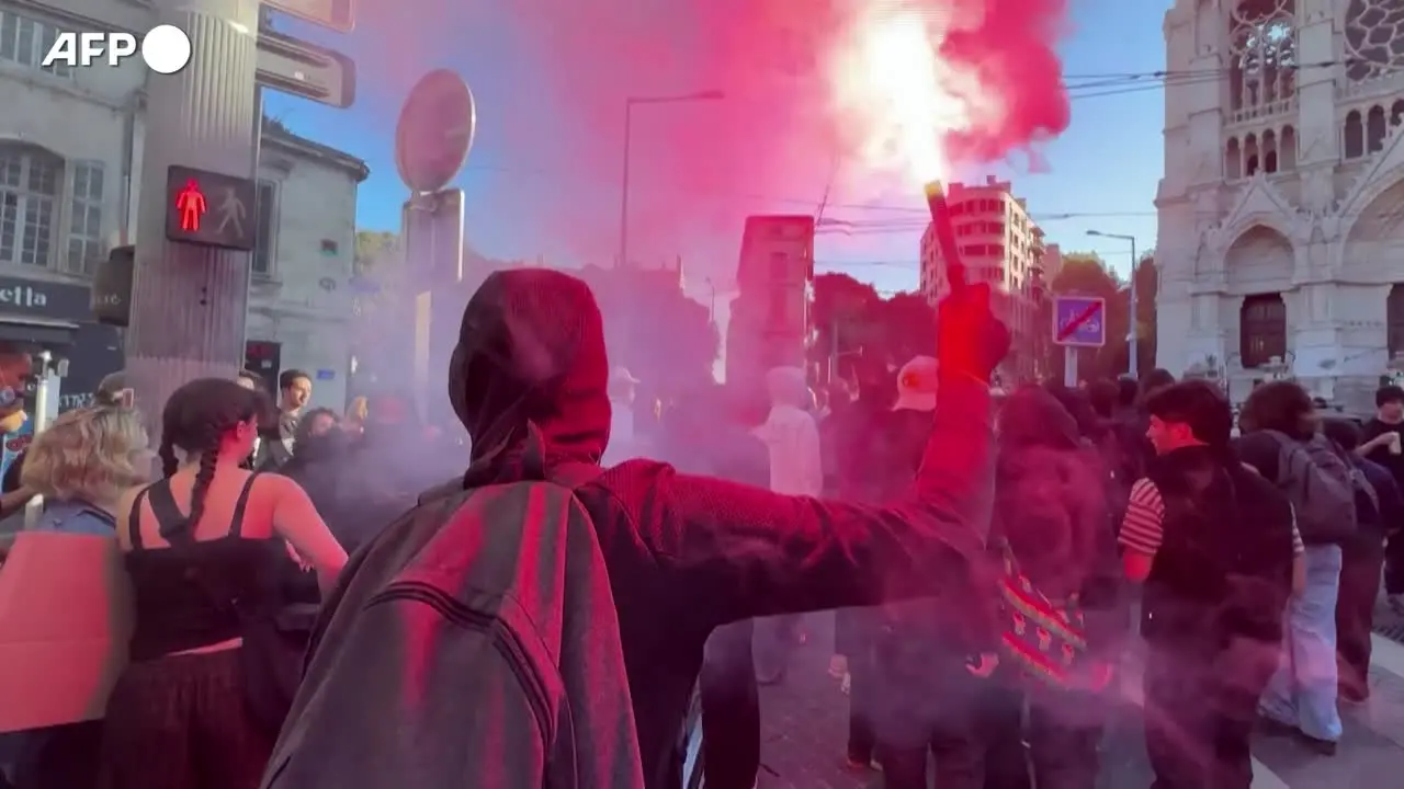 I nuovi Gilet Gialli e gli studenti manifestano a Marsiglia contro il caro vita