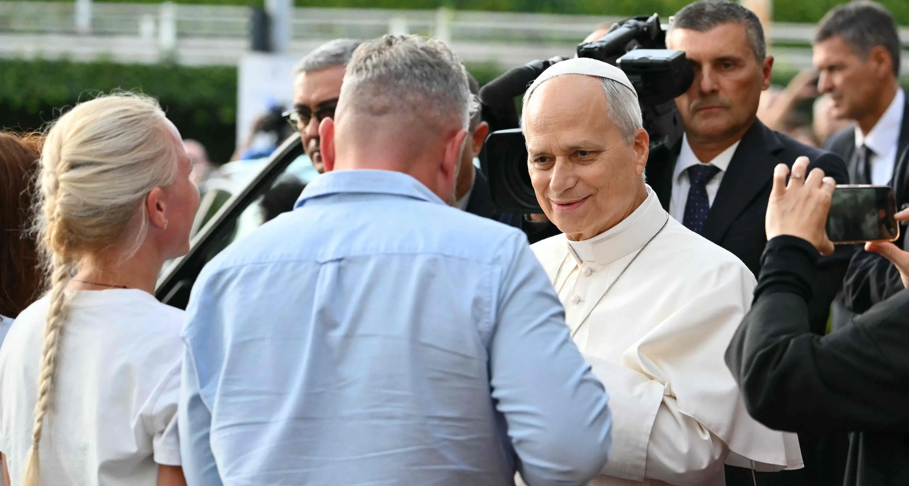 Il Papa ha lasciato il Gemelli: sorrisi e applausi