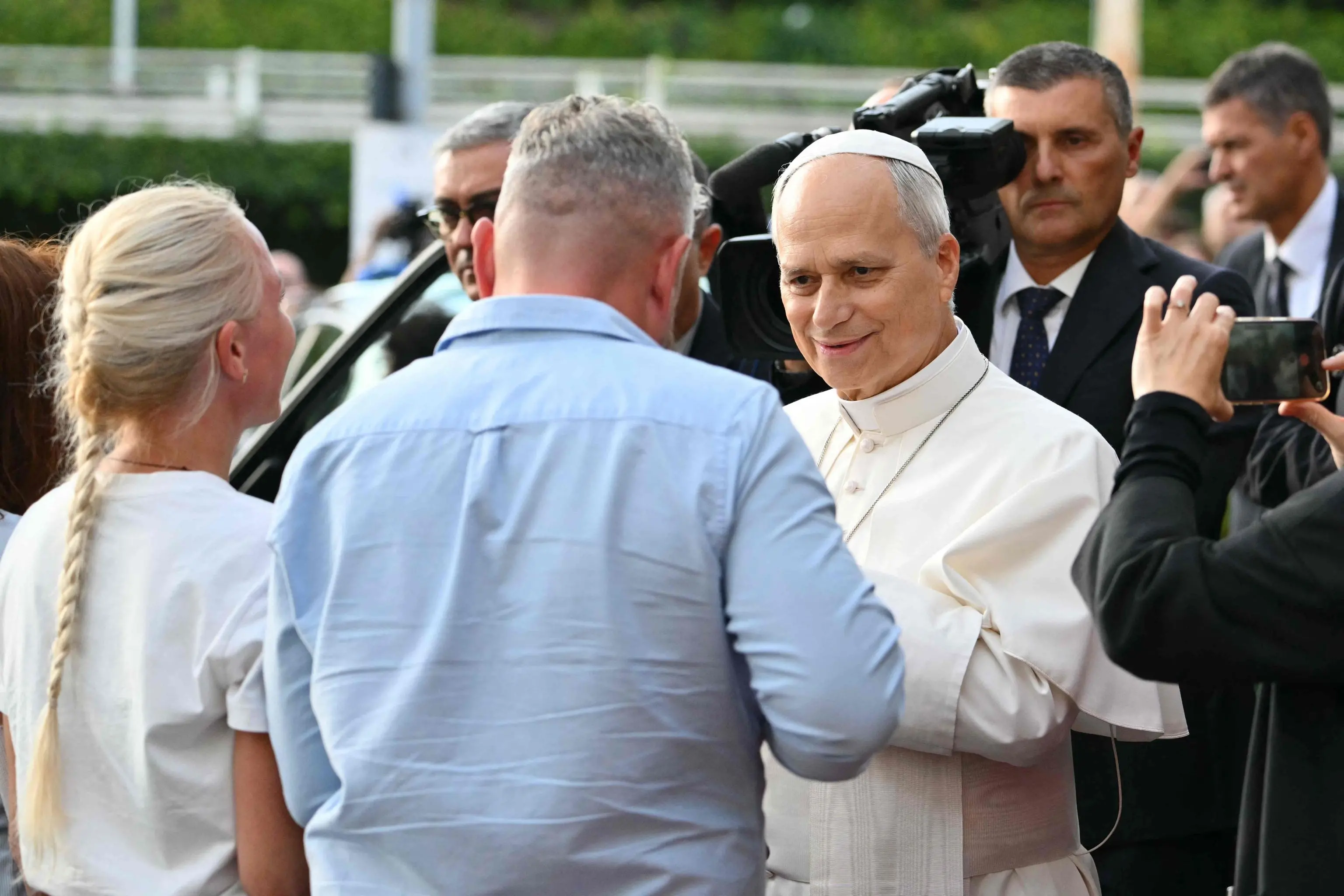 Il Papa ha lasciato il Gemelli: sorrisi e applausi