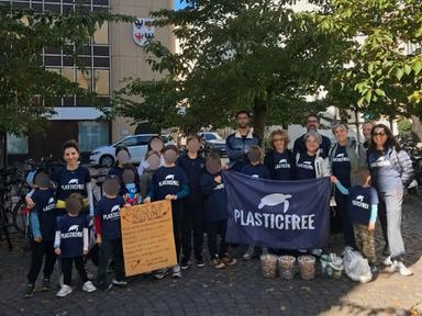 Bolzano, 13 bambini tra i volontari di Plastic Free: raccolti 4.500 mozziconi in piazza Università