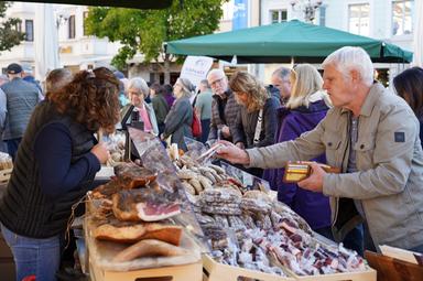 Bolzano, piazza Walther invasa dai visitatori per la Festa del Ringraziamento