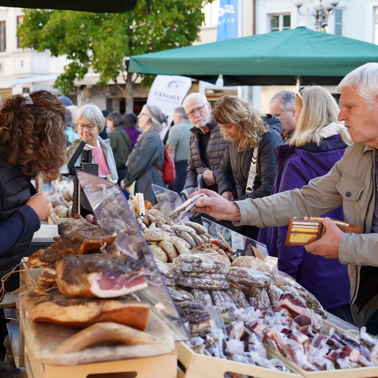 Bolzano, piazza Walther invasa dai visitatori per la Festa del Ringraziamento