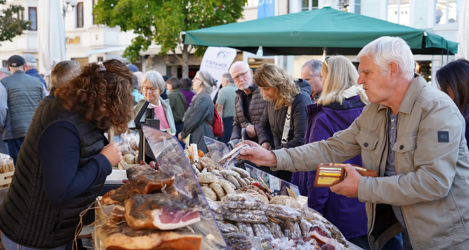 Bolzano, piazza Walther invasa dai visitatori per la Festa del Ringraziamento