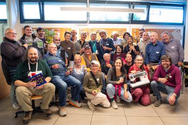 Bolzano, riparare invece di buttare: i Repair Café altoatesini fanno rete per la prima volta