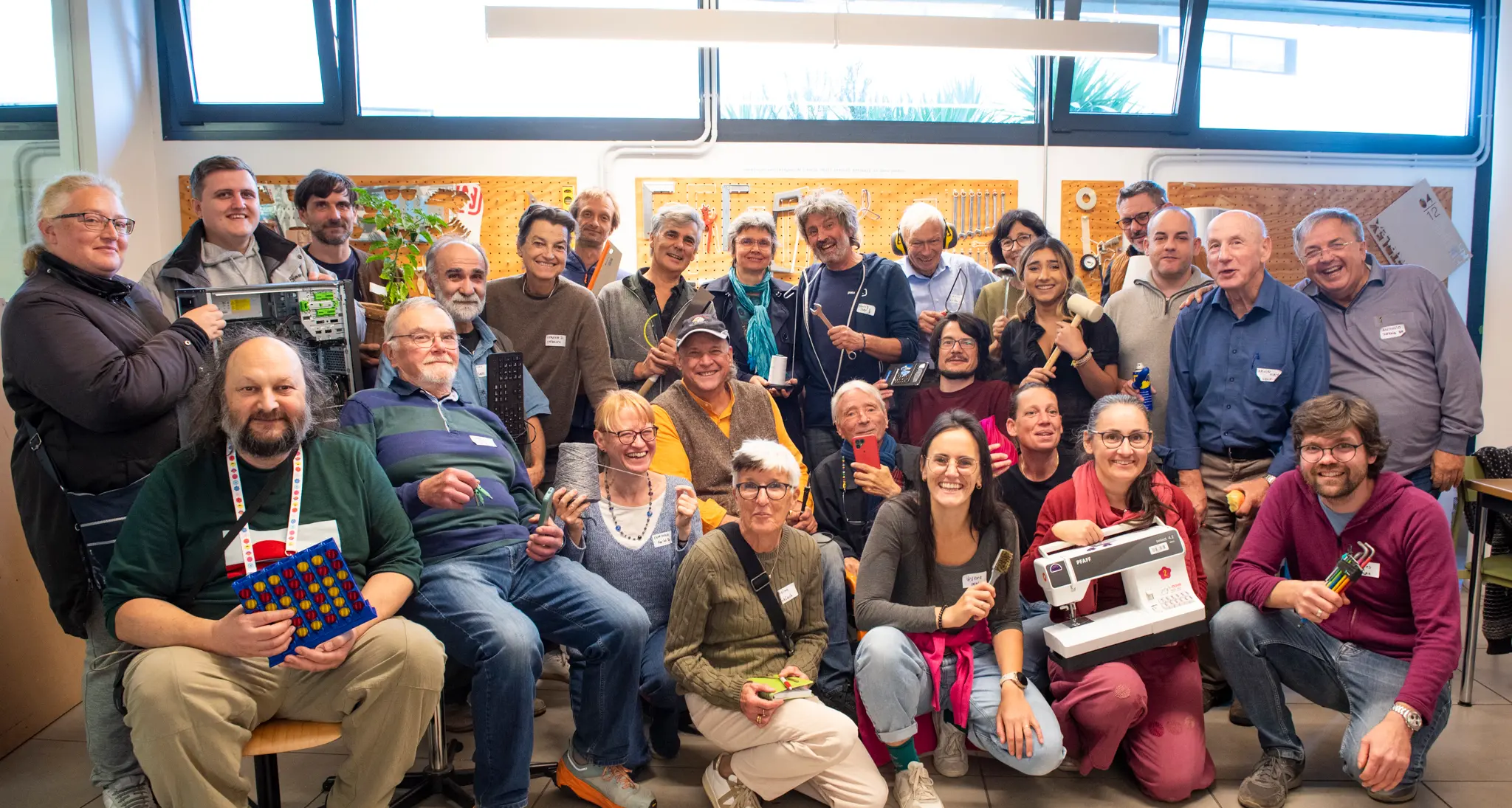 Bolzano, riparare invece di buttare: i Repair Café altoatesini fanno rete per la prima volta
