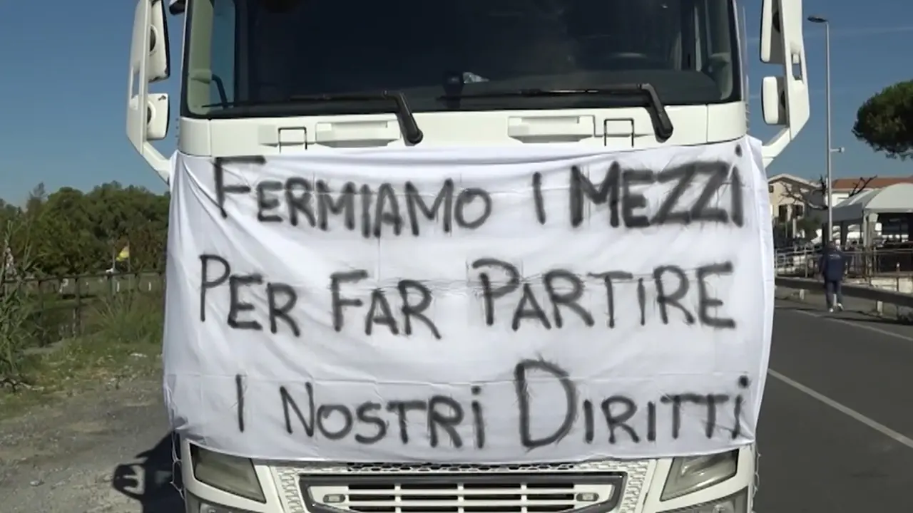 Caro-carburanti, camion fermi sulla Statale 18 in Calabria