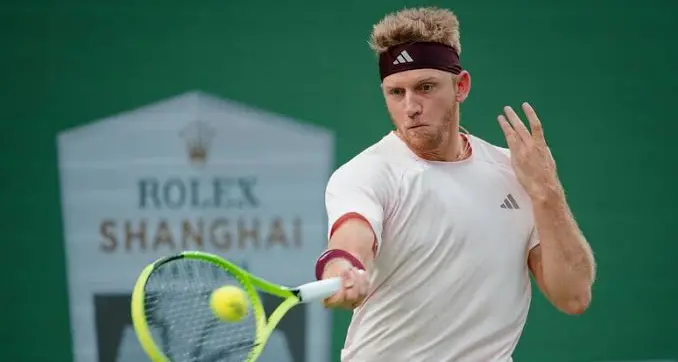 Zverev crolla sul più bello, Sinner resta numero uno al mondo