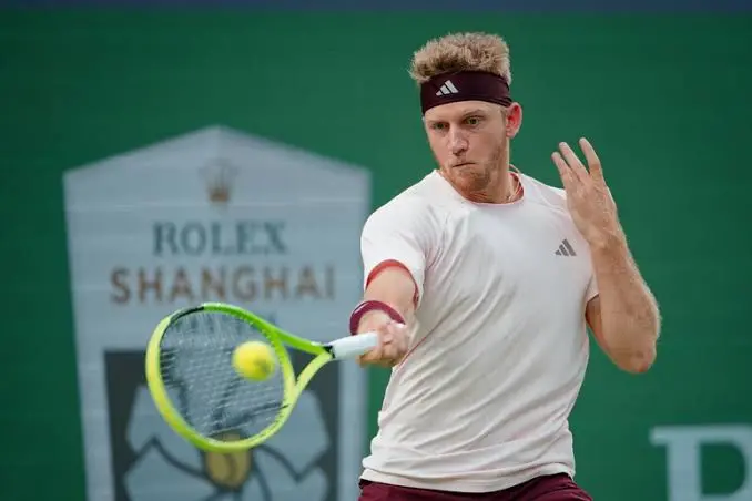 Zverev crolla sul più bello, Sinner resta numero uno al mondo