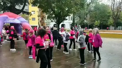 Pink Parade per la salute femminile, a Bolzano il traguardo è una festa: balla anche l’assessore Messner