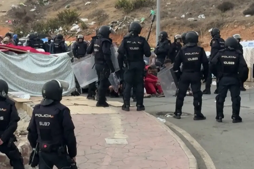 Ceuta, la polizia spagnola allontana un gruppo di migranti
