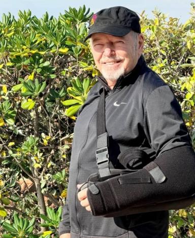 Vasco Rossi, non c'è pace: cade in bicicletta e si rompe i legamenti della spalla