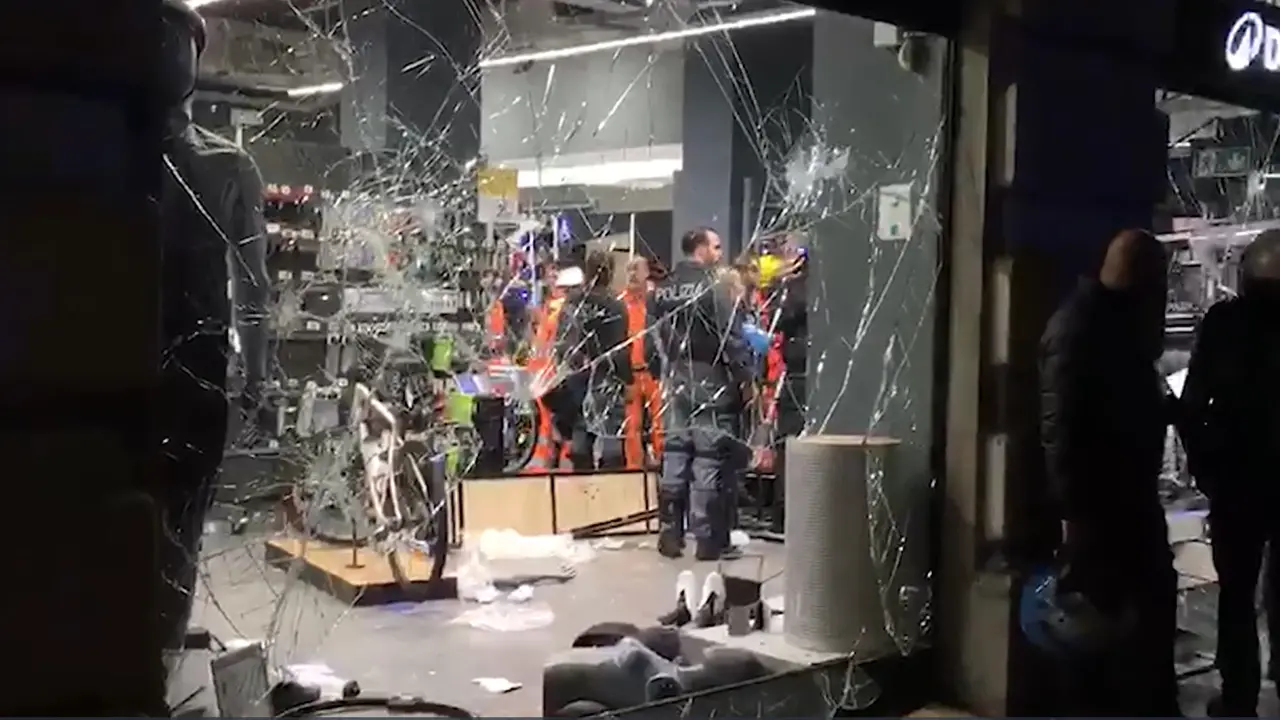 Milano, assaltato un negozio di articoli sportivi in piazza Castello