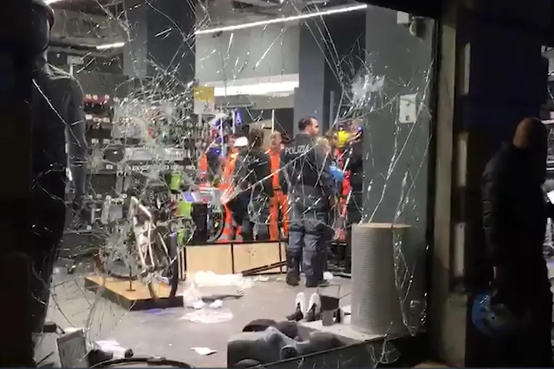 Milano, assaltato un negozio di articoli sportivi in piazza Castello