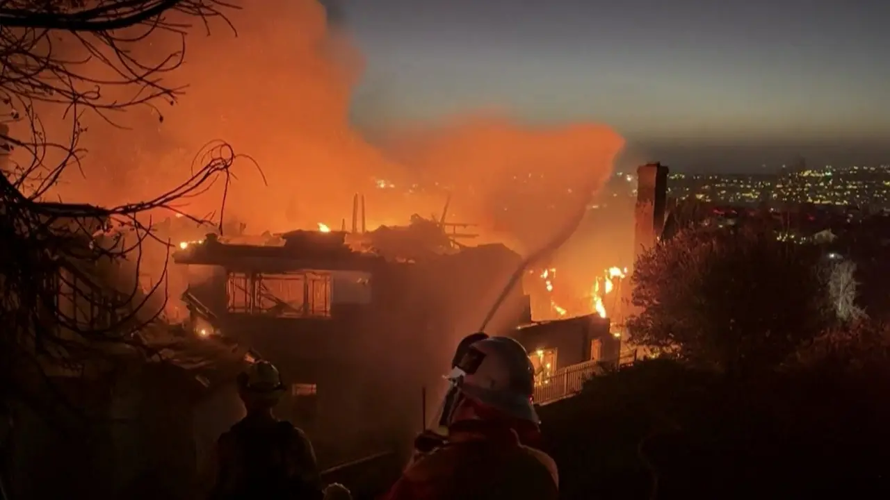 Incendi in California, Vigili del fuoco all'opera a Malibu e nella contea di Orange