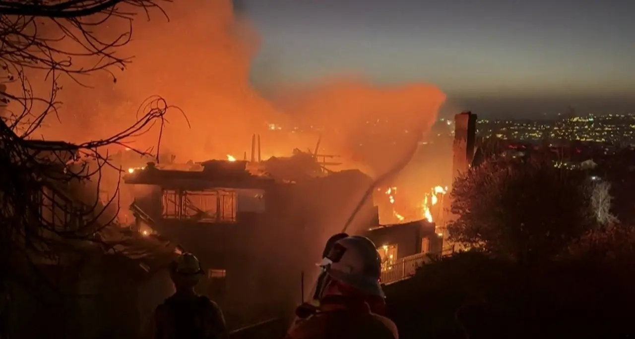 Incendi in California, Vigili del fuoco all'opera a Malibu e nella contea di Orange