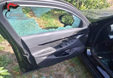 Caldaro, spacca il finestrino di un'auto e ruba un portafoglio: individuato un 24enne