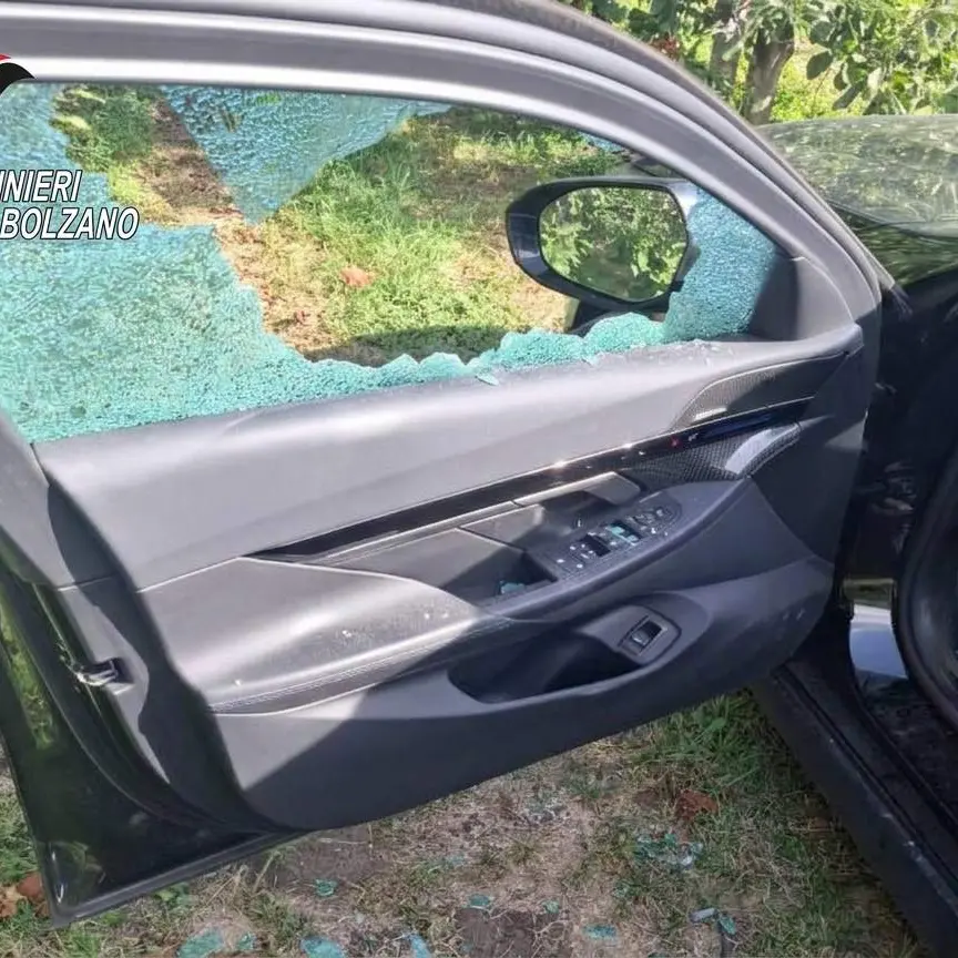 Caldaro, spacca il finestrino di un'auto e ruba un portafoglio: individuato un 24enne