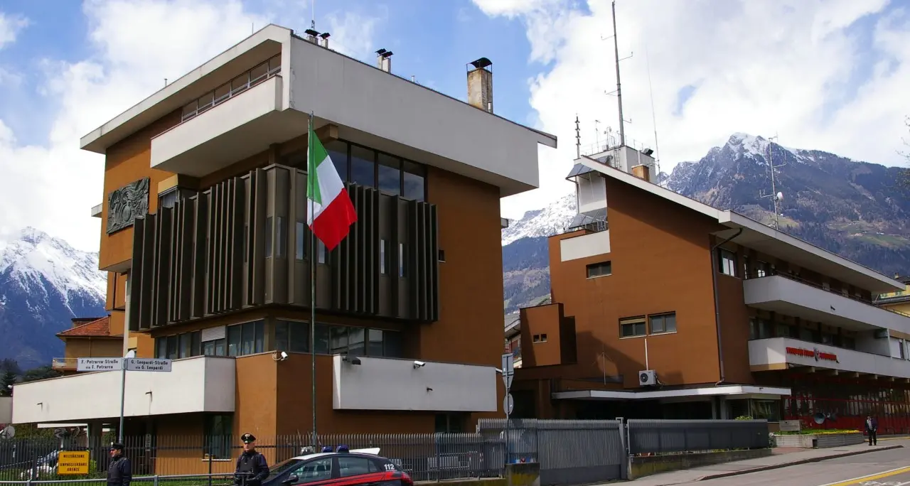 Postal, blitz dei carabinieri: due uomini occupano un immobile, nel furgone spuntano due e-bike sospette