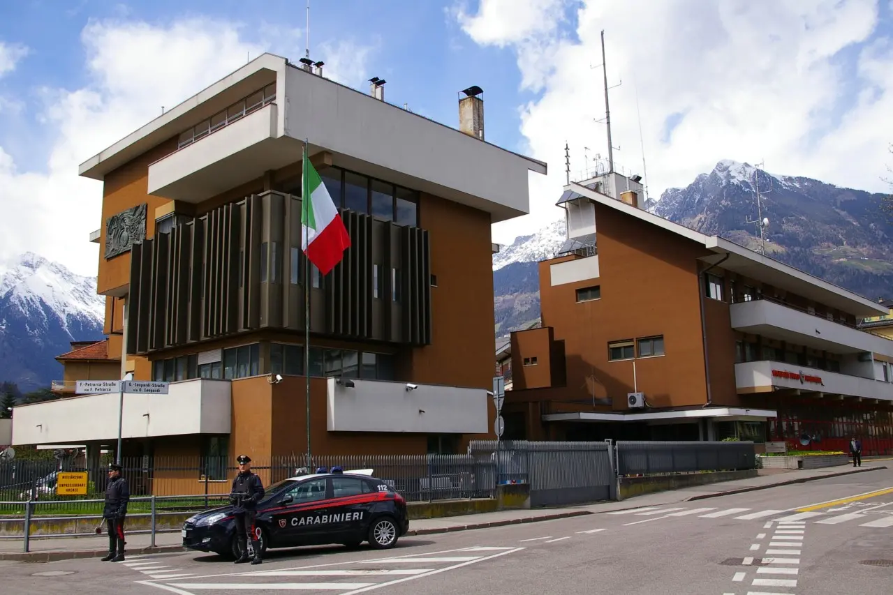 Postal, blitz dei carabinieri: due uomini occupano un immobile, nel furgone spuntano due e-bike sospette