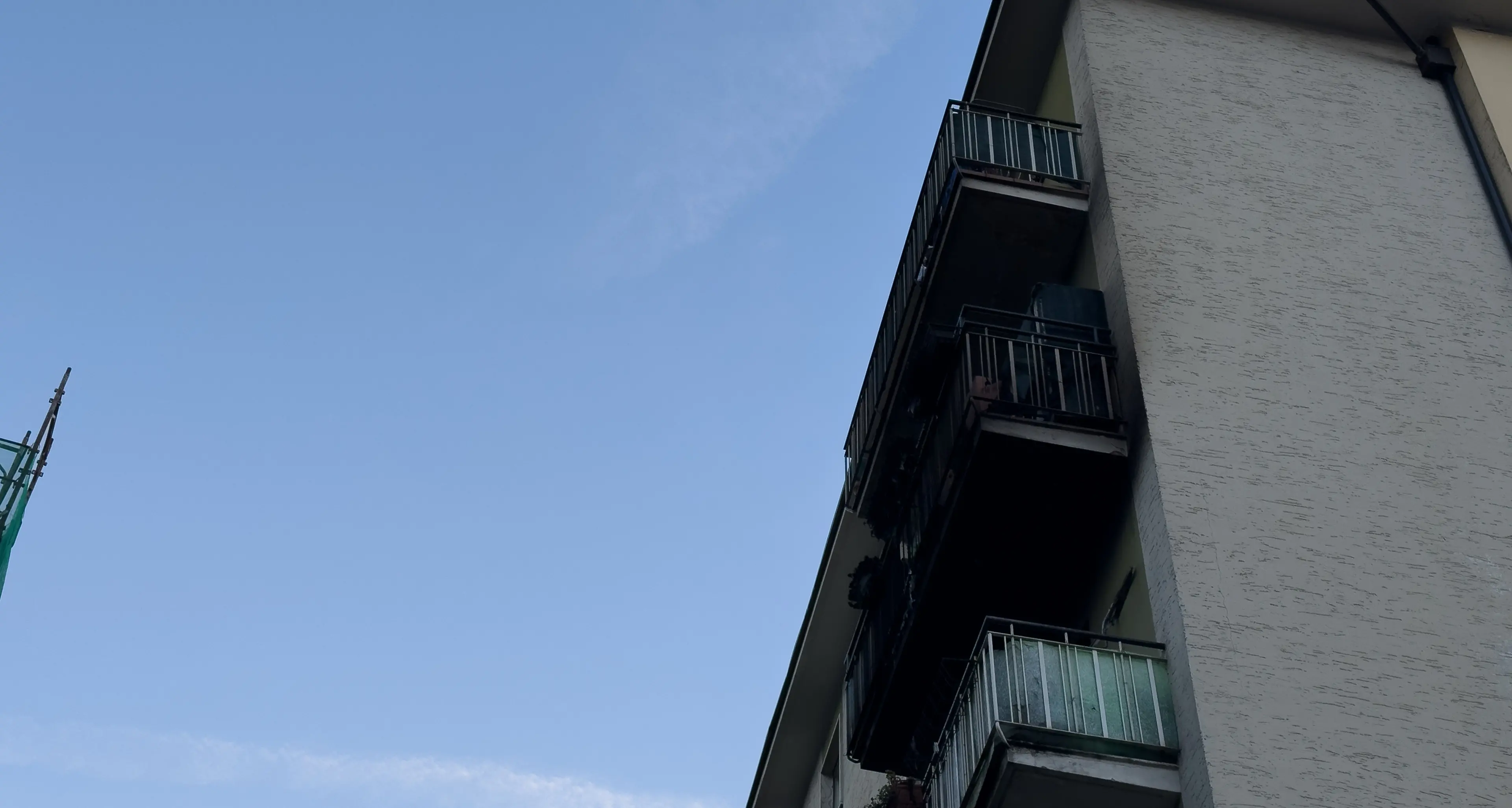 Bolzano, incendio in un appartamento di via Palermo: evacuato il palazzo