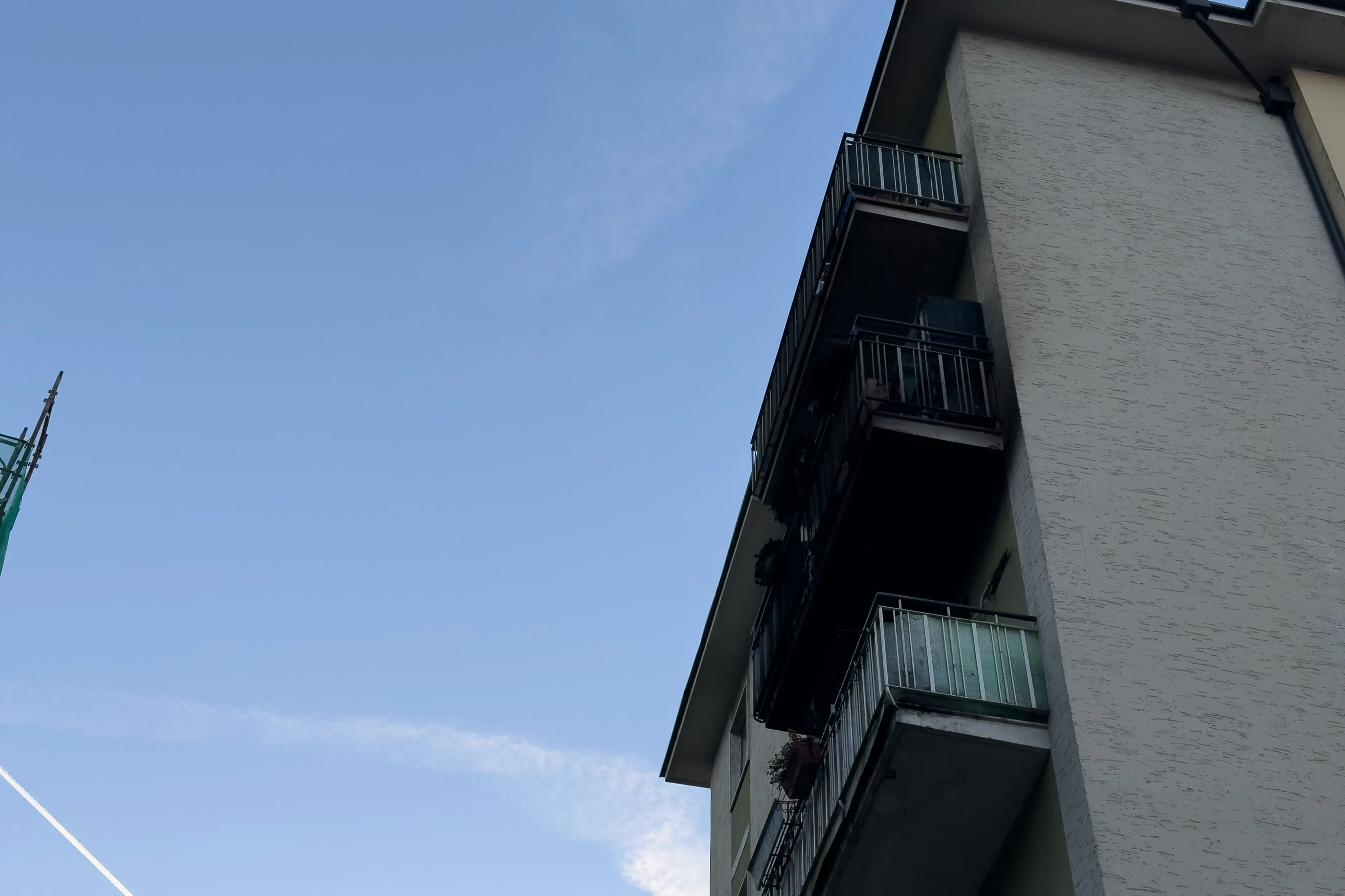 Bolzano, incendio in un appartamento di via Palermo: evacuato il palazzo