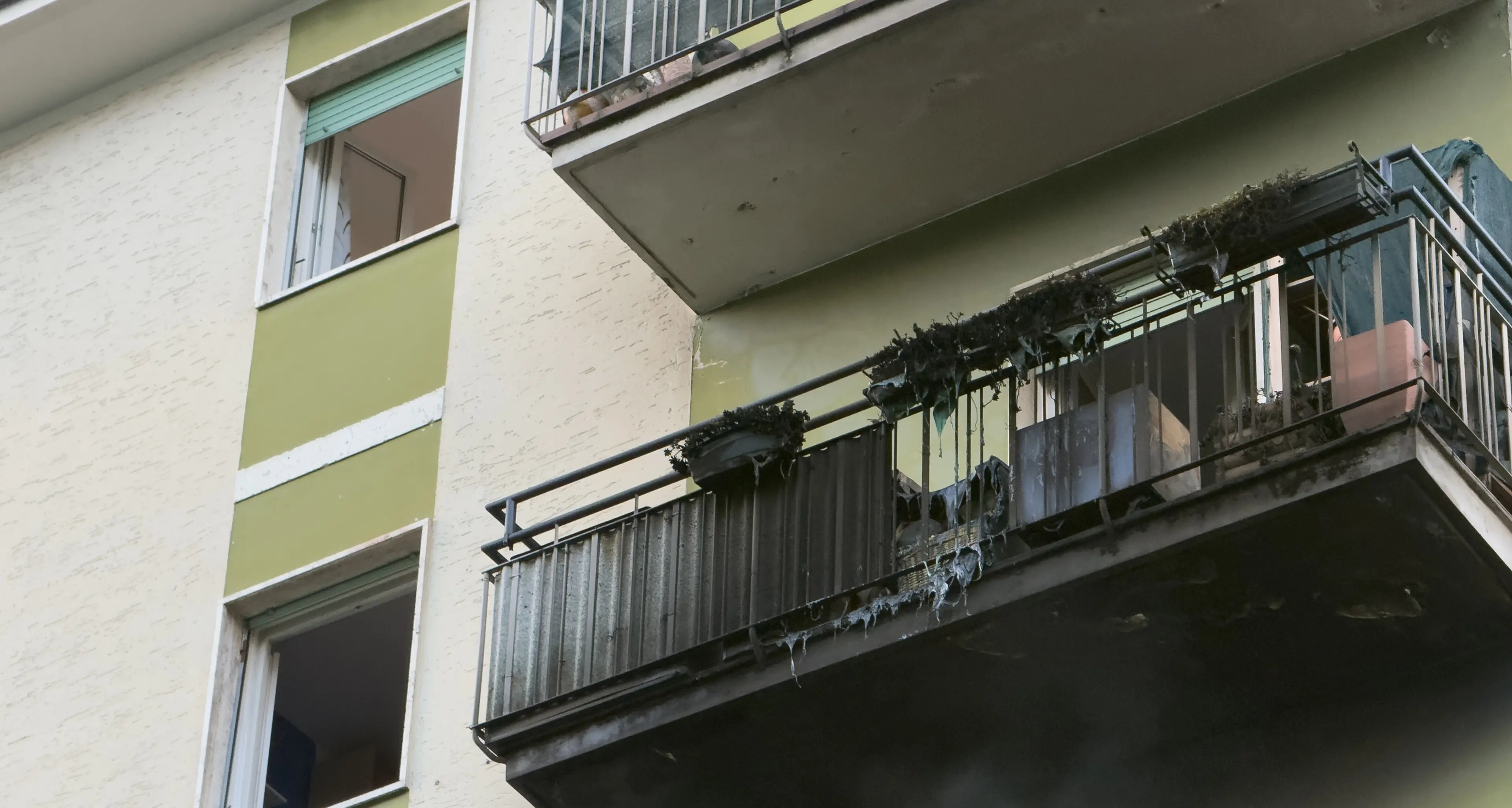 Bolzano, incendio all'alba in via Palermo: due uomini intossicati dal fumo