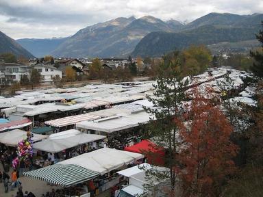 Brunico, torna il Mercato di Stegona: shopping, bestiame e Lunapark